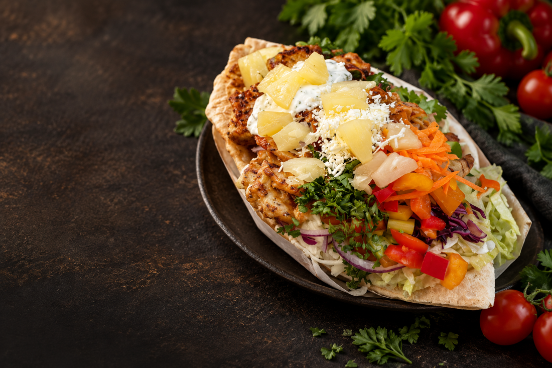 Vegetariánský talíř s pita chlebem, čerstvou zeleninou a sýrem